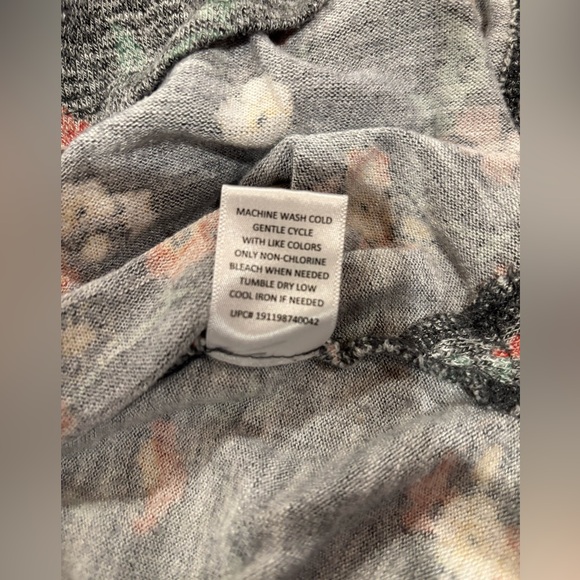 Love Fire Shirt size XL Grey floral V neck cold shoulder long sleeve top. - Picture 8 of 8